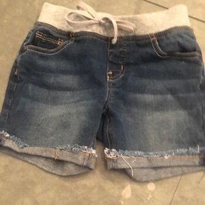 Shorts with pull on waist